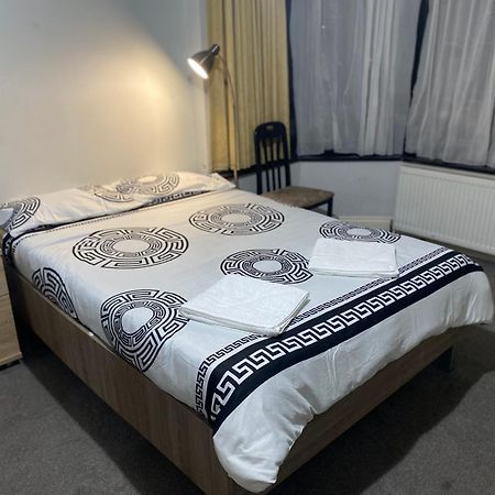 371 Cranbrook Rd Ig2 Hotel Ilford Buitenkant foto