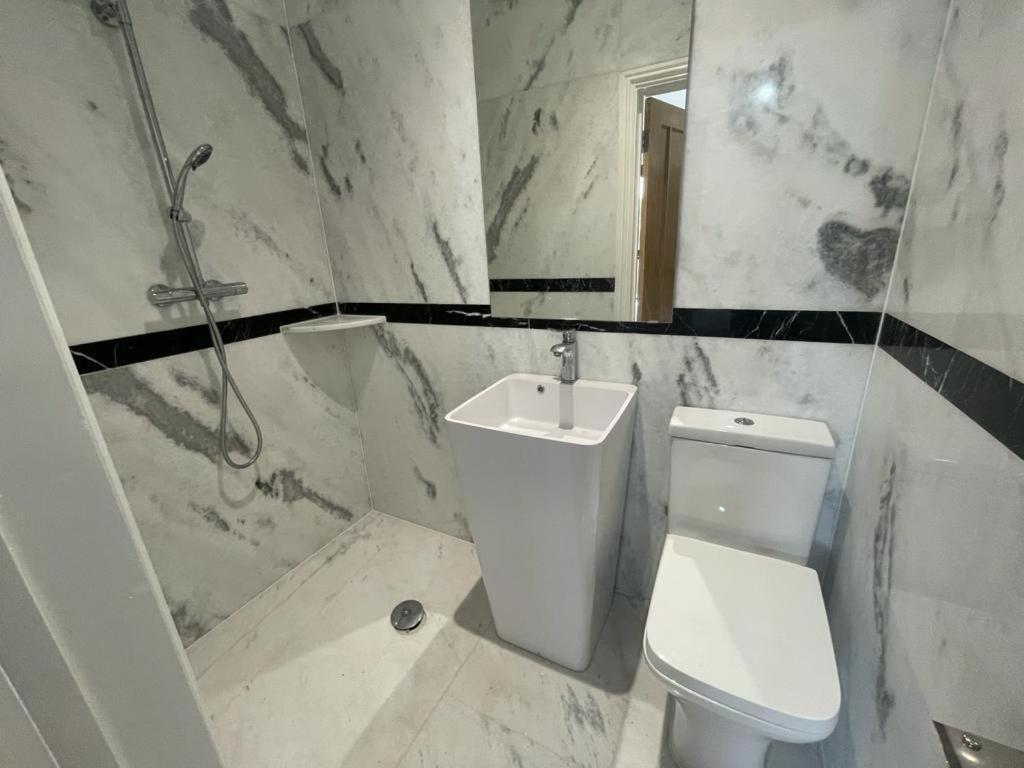 371 Cranbrook Rd Ig2 Hotel Ilford Buitenkant foto