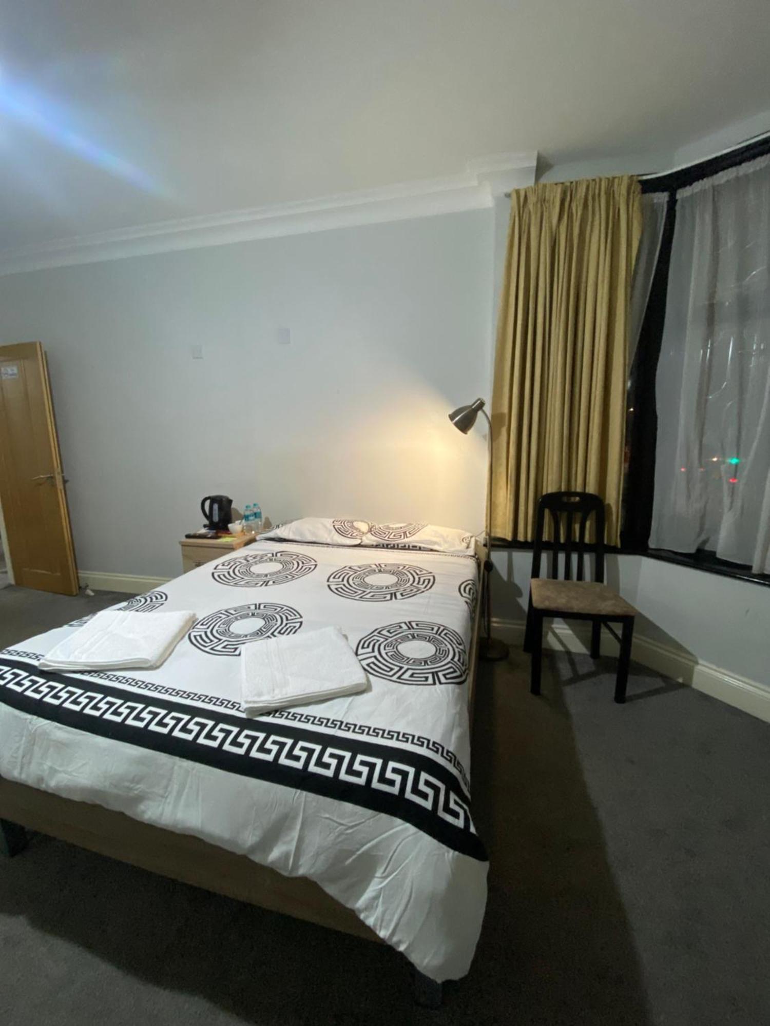 371 Cranbrook Rd Ig2 Hotel Ilford Buitenkant foto