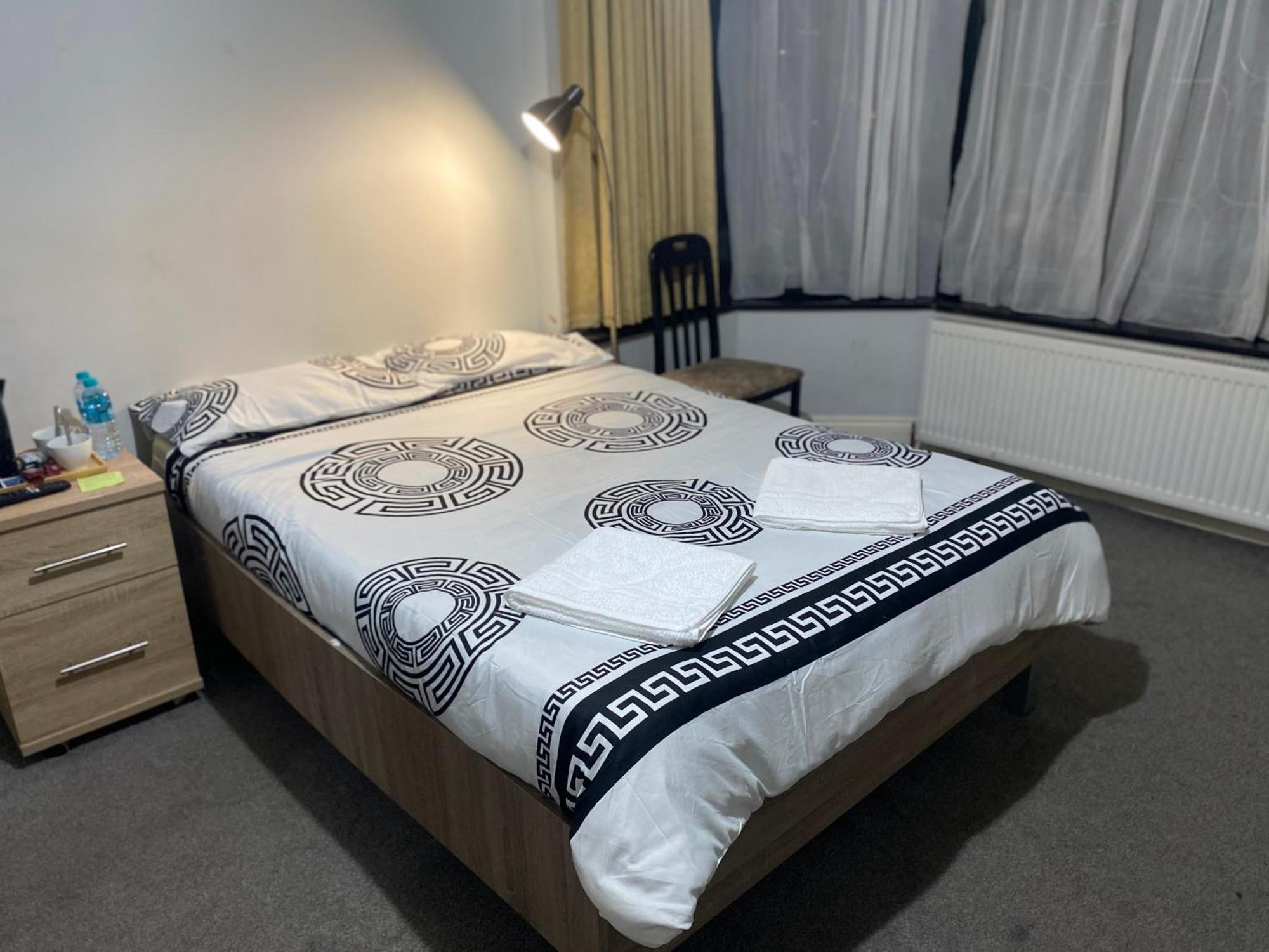 371 Cranbrook Rd Ig2 Hotel Ilford Buitenkant foto