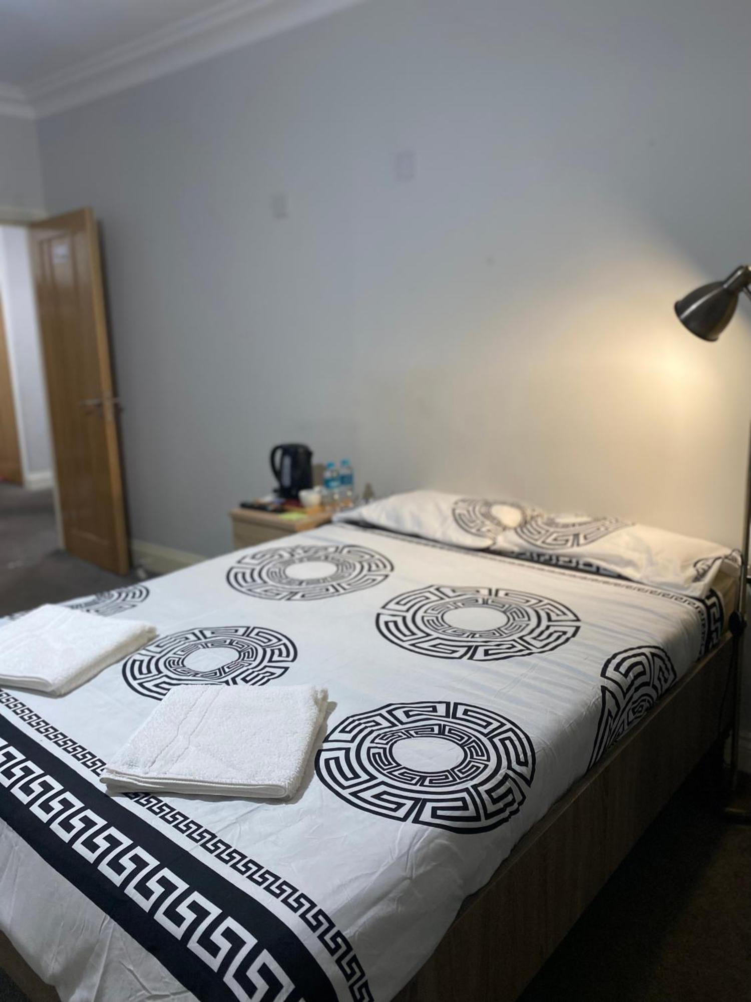 371 Cranbrook Rd Ig2 Hotel Ilford Buitenkant foto